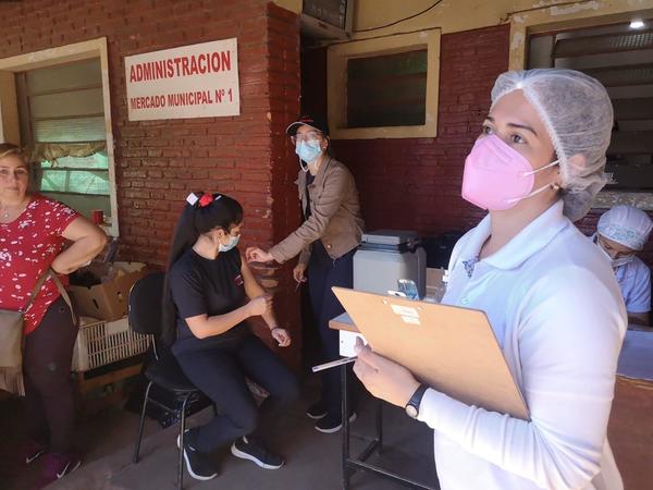 Realizan vacunación contra Covid-19 en el Mercado N° 1 – Prensa 5