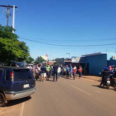 Vecinos se movilizan en contra de aguatera privada por falta de agua potable - La Clave