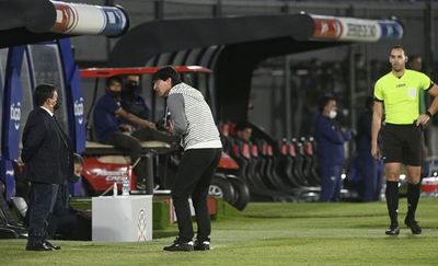 “El árbitro tendría que bajar un poquito la panza porque yo tengo 52 años y tengo menos panza que él” - Libertad - ABC Color