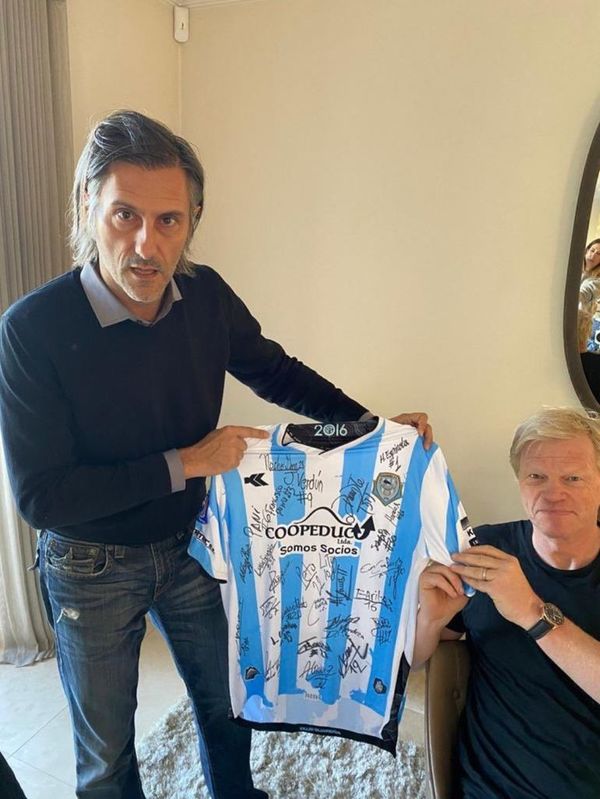 Oliver Kahn recibe una camiseta de Guaireña - Guaireña - ABC Color