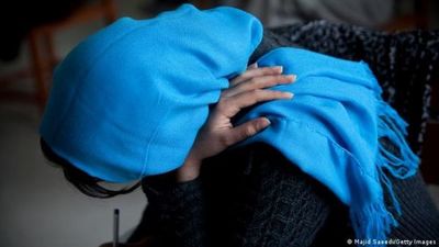 Jóvenes afganas estudian en una escuela secreta oculta a los talibanes