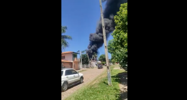 Diario HOY | Voraz incendio en fábrica de isopor de Villa Elisa