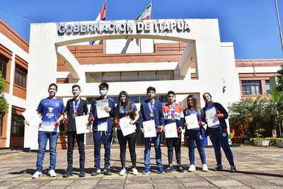 GOBIERNO DEPARTAMENTAL RECONOCIÓ A INTEGRANTES ITAPUENSES DE LA SELECCIÓN PARAGUAYA DE PÁDEL PARTICIPANTES DEL XIII MUNDIAL DE MENORES 2021 - Itapúa Noticias