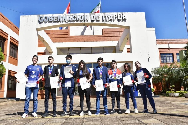 GOBIERNO DEPARTAMENTAL RECONOCIÓ A INTEGRANTES ITAPUENSES DE LA SELECCIÓN PARAGUAYA DE PÁDEL PARTICIPANTES DEL XIII MUNDIAL DE MENORES 2021 - Itapúa Noticias