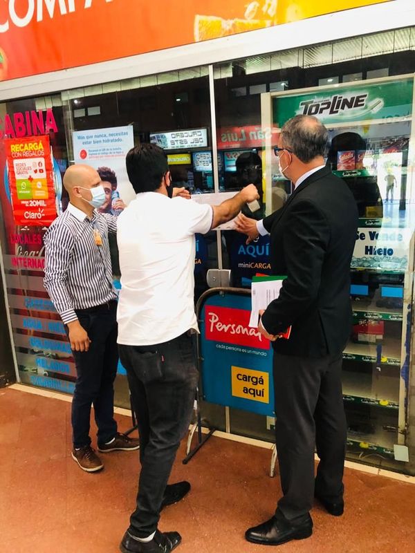 Clausuran comercios por falta de pago de impuestos - La Clave