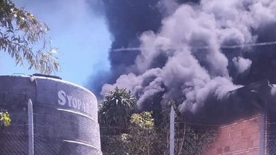 Incendio de gran magnitud afecta a fábrica de isopor en Villa Elisa