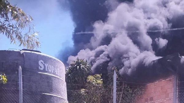 Incendio de gran magnitud afecta a fábrica de isopor en Villa Elisa