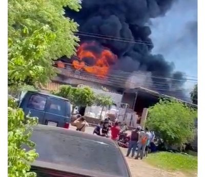 Incendio consume fábrica de isopor en Villa Elisa