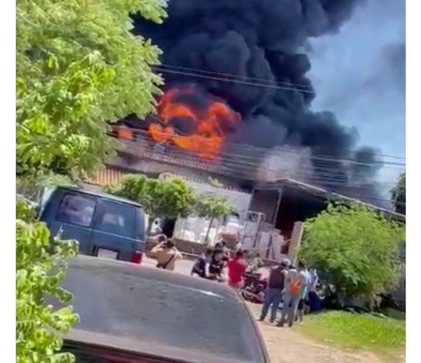 Incendio consume fábrica de isopor en Villa Elisa