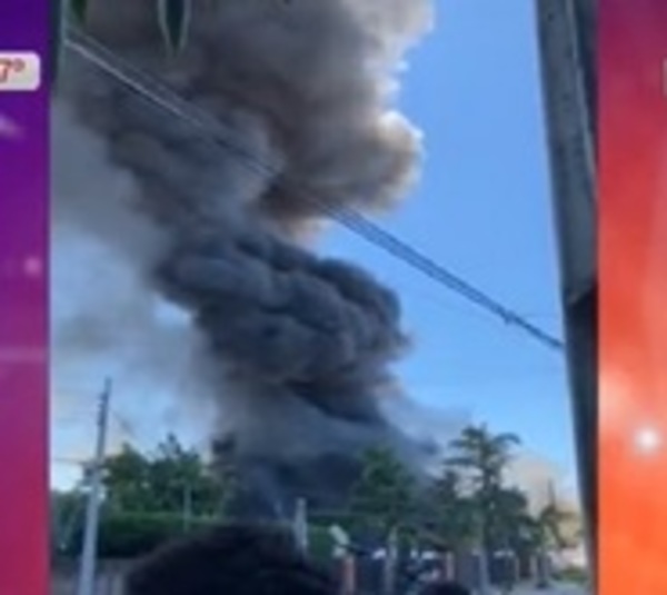 Incendio de gran magnitud en una fábrica en Villa Elisa - Paraguay.com