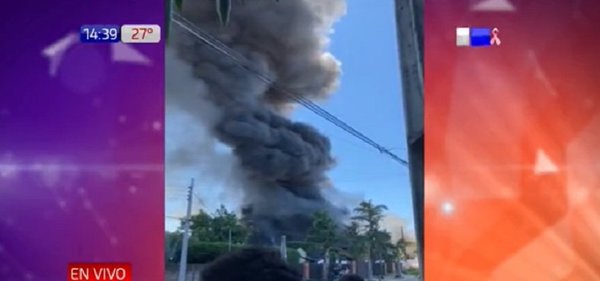 Voraz incendio en fábrica de isopor en Villa Elisa | Noticias Paraguay