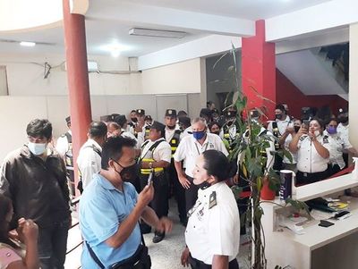 Con bombas, gritos y aplausos, funcionarios de San Lorenzo piden el pago de salarios - Nacionales - ABC Color