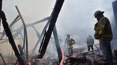 Controlan incendio en fábrica de Villa Elisa