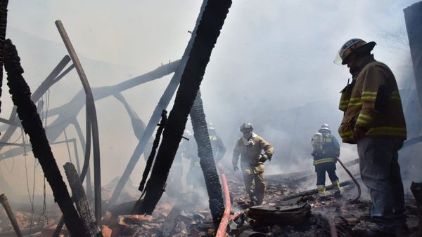 Controlan incendio en fábrica de Villa Elisa