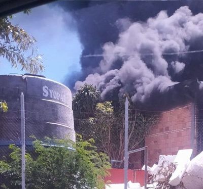 Incendio de gran magnitud afecta a fábrica de isopor en Villa Elisa