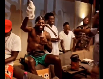 (Video). Adebayor causó furor tomando tereré durante un encuentro con amigos