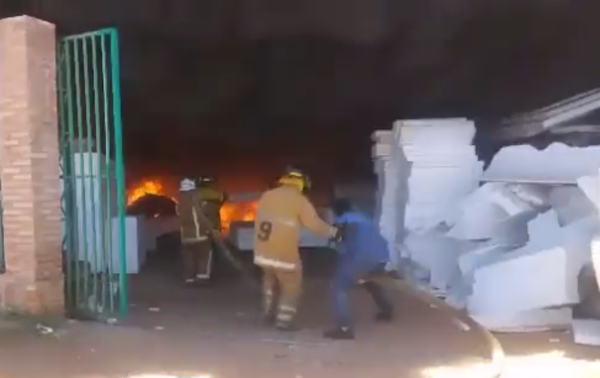 (Video) Incendio en fábrica de isopor. Bomberos piden a vecinos evacuar sus casas