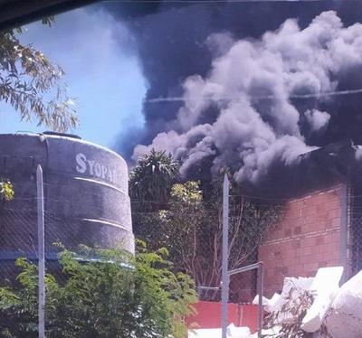Incendio afecta a fábrica de isopor en Villa Elisa – Prensa 5