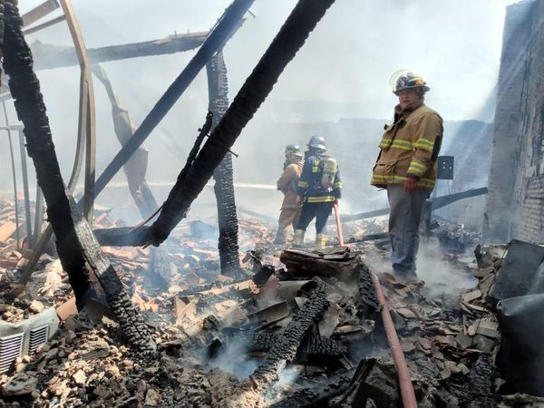 Controlan incendio en fábrica de isopor Termopac de Villa Elisa - Nacionales - ABC Color
