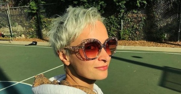 “No culpo a Alec Baldwin”: Padre de Halyna Hutchins responsabiliza de la muerte de su hija a encargados de armas en el set - SNT