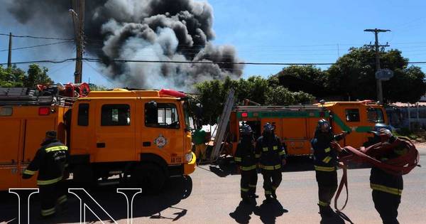 La Nación / Reportan gran incendio en una fábrica de la ciudad de Villa Elisa