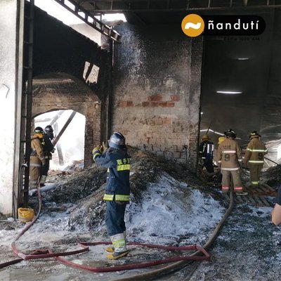 Voraz incendio consume fábrica de isopor de Villa Elisa | Ñanduti