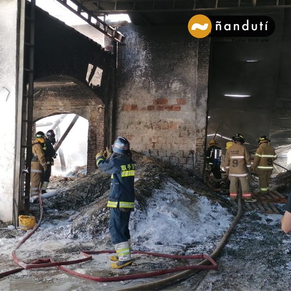 Voraz incendio consume fábrica de isopor de Villa Elisa | Ñanduti