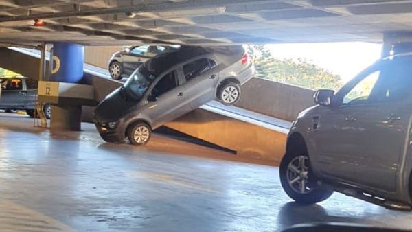 Regalarán cerveza al que se tumbó con su auto en estacionamiento