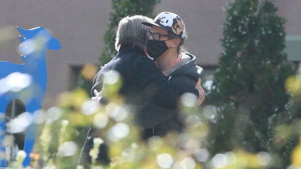 Alec Baldwin y su emotivo encuentro con familiares de la directora de fotografía - Megacadena — Últimas Noticias de Paraguay