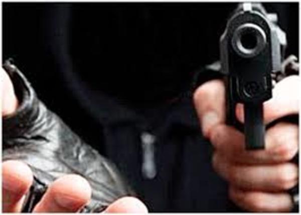Delincuentes interceptan camioneta y roban Gs. 10.000.000
