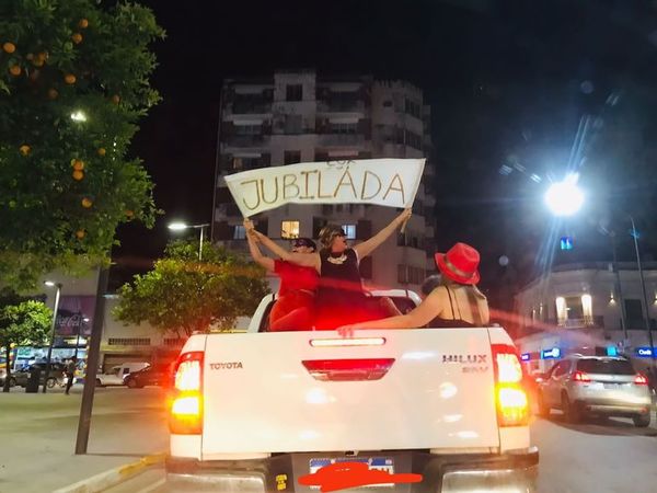 “Soy jubilada”: docente festejó su retiro en caravana - Soy un viral - ABC Color