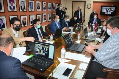 Senadores recibieron a la Seprelad y Fiscalía referente a denuncias contra financiamiento del Frente Guasu