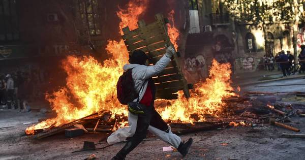 La Nación / Disturbios en Chile en doble conmemoración del triunfo ciudadano desde las protestas de 2019