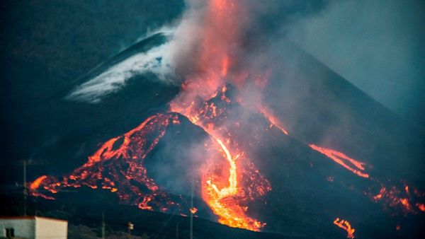 El volcán de La Palma, en máxima actividad: Más lava, energía y sismicidad
