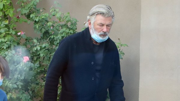 Las emotivas fotos del encuentro de Alec Baldwin con el marido e hijo de Halyna Hutchins