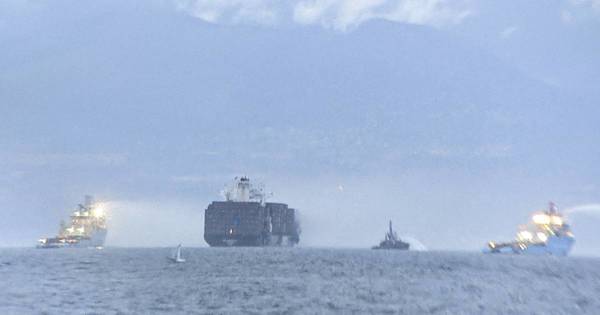 La Nación / Se debilita incendio de barco de carga en costa pacífica de Canadá