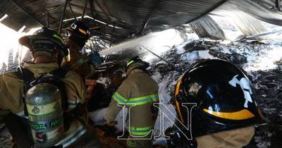 La Nación / Gran incendio en una fábrica de Villa Elisa
