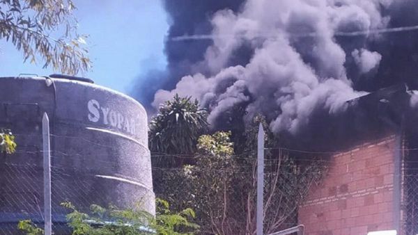 Incendio en fábrica de isopor en Villa Elisa