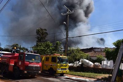 Incendio consume fábrica de isopor en Villa Elisa - Nacionales - ABC Color