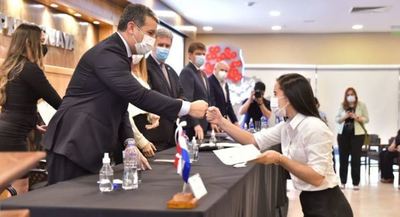 Entregan certificados de carreras de Técnico Superior