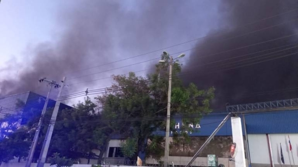 Diario HOY | Se incendia frigorífico, hay fuga de amoniaco y no descartan personas atrapadas