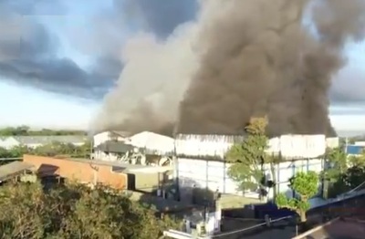 Incendio incontrolable en frigorífico de Asunción
