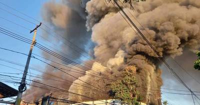 La Nación / Bomberos declaran “emergencia mayor” por incontrolable incendio en frigorífico