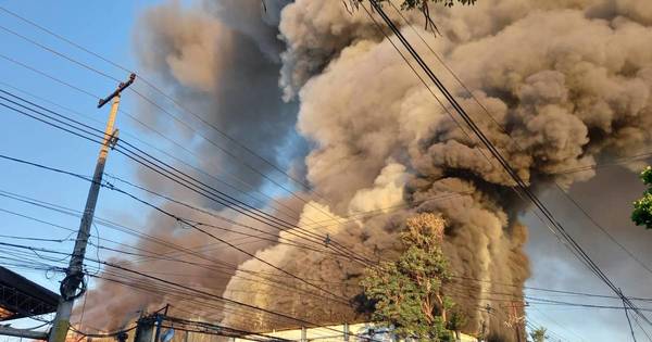La Nación / Bomberos declaran “emergencia mayor” por incontrolable incendio en frigorífico