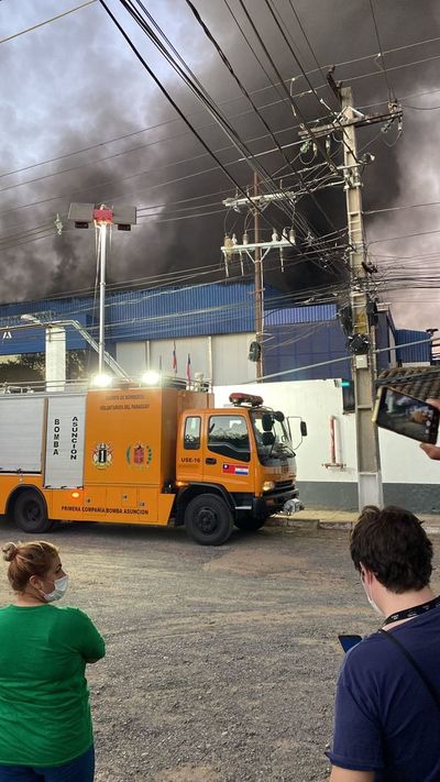 Bomberos declaran emergencia mayor por incendio en frigorífico de Asunción