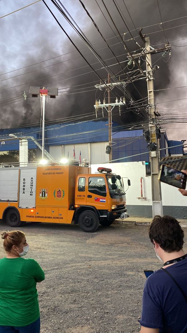 Bomberos declaran emergencia mayor por incendio en frigorífico de Asunción
