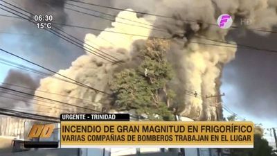 Bomberos declara emergencia y pide a pobladores evacuar zona de incendio de frigorífico