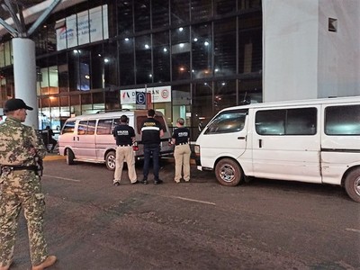 Una turba ATACA y RESCATA a dos PASEROS detenidos por CONTRABANDO