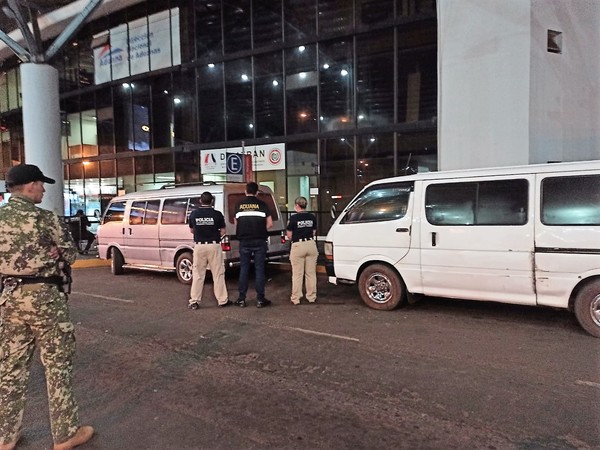 Una turba ATACA y RESCATA a dos PASEROS detenidos por CONTRABANDO