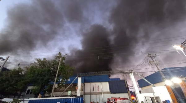 Bomberos intentan controlar voraz incendio en frigorífico - Noticiero Paraguay